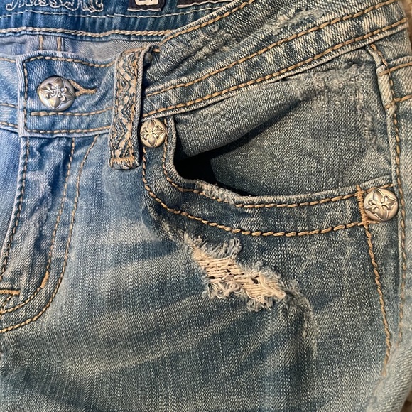 Miss Me Signature Crop Distressed Light Wash Low-Rise Size 29 - Picture 4 of 13